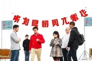 《长街灯塔》纪实长片封面，海岸灯塔笼罩在晨雾中