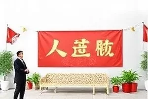 《雾中来客》悬疑短剧封面，浓雾中一个模糊的陌生人背影