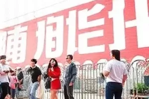 《三次告别》情感纪录封面，站台上三次挥手的剪影