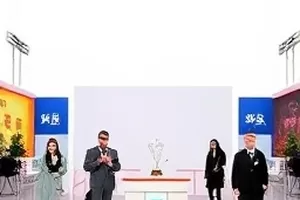 《无声合唱团》封面，手语指挥在排练厅带领队员对齐节拍