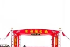 《纸飞机航线》封面，窗台上一排折好的纸飞机