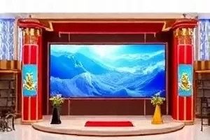 《第七次回访》人物访谈封面，记者与受访者在木桌两侧对坐