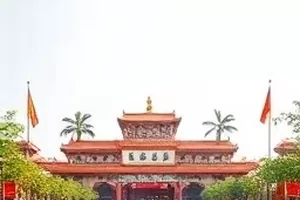 《山城雨季》生活观察封面，雨中的老街石阶与撑伞行人