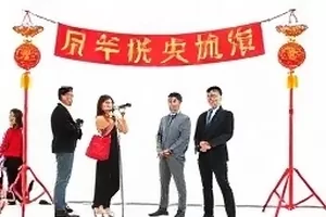 《折叠时区》封面，钟表指针层叠交错形成漩涡