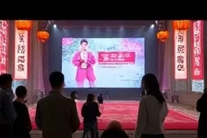 《玻璃房备忘录》封面，玻璃幕墙内的人影剪影
